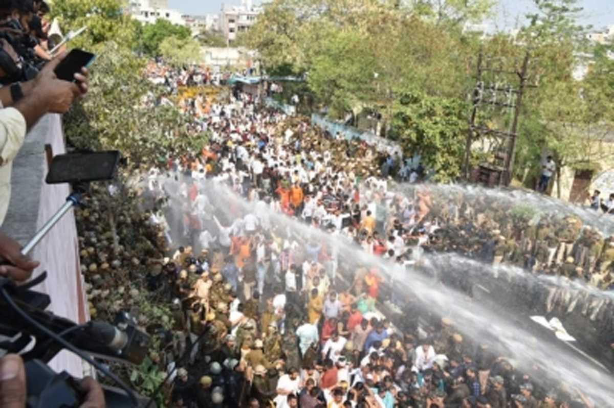 राजस्थान पुलिस ने पेपर लीक, बेरोजगारी के खिलाफ प्रदर्शन कर रहे भाजयुमो कार्यकर्ताओं पर चलाया वाटर कैनन